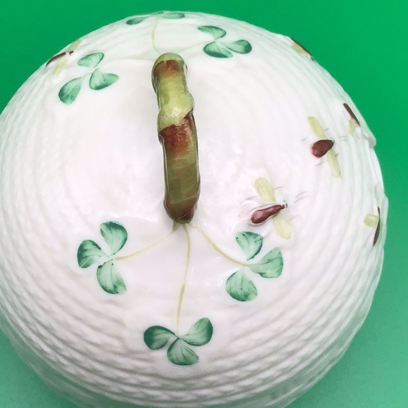 Belleek basket weave honey pot with a lid, featuring bees and flowers, good cond - Picture 9 of 11